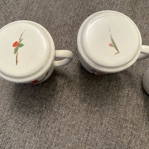 3 1/2" Oriental Mugs. Each Signed. Each has a matching cover to keep warm. - Picture 5 of 9